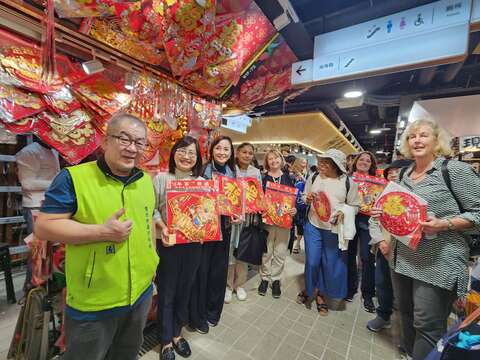南門市場致贈造型春聯，祝福使節夫人農曆佳節愉快(圖片來源：臺北市市場處)