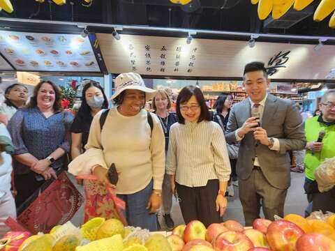 聖露西亞大使夫人對台灣水果連連讚嘆(圖片來源：臺北市市場處)