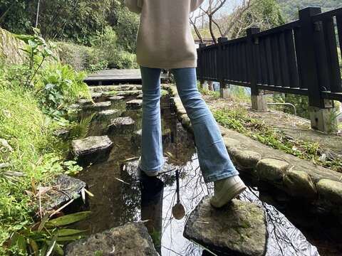 在「菁礐古圳」感受水的流動，聽著悠悠的水聲，清涼的山風撫慰著疲憊的心靈(圖片來源：臺北市政府工務局大地工程處)