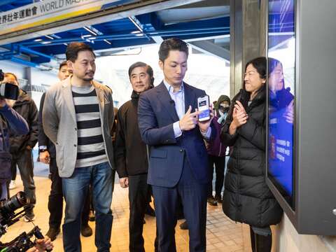蔣萬安市長體驗LINE OA資訊推播田徑場即時資訊(圖片來源：臺北市政府體育局)