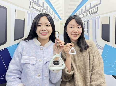 捷運車廂3D手拉環悠遊卡，手拉環照了「縮小燈」，化身為小巧玲瓏的悠遊卡(圖片來源：臺北大眾捷運股份有限公司)