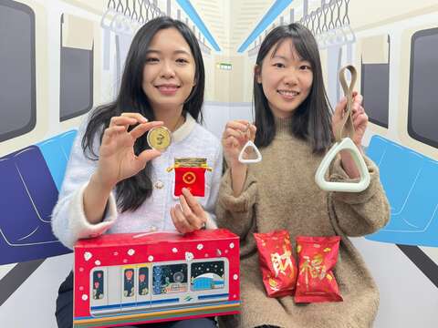 心中山「好年味市集」前100名購買「捷運車廂3D手拉環悠遊卡」消費者，可依序兌換捷運金龍幣(錢母)一枚(圖片來源：臺北大眾捷運股份有限公司)