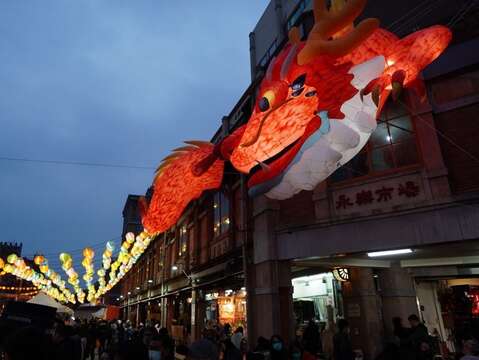 迪化年貨大街晚景(圖片來源：臺北市政府秘書處媒體事務組)