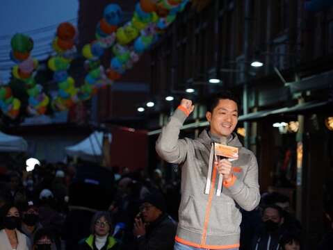 臺北市長蔣萬安28日傍晚前往迪化年貨大街走春(圖片來源：臺北市政府秘書處媒體事務組)