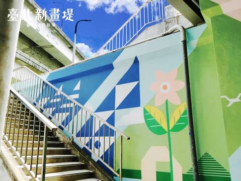 Designer Chen Yenchu, in crafting the embankment wall mural artwork, incorporates small hands holding flowers to symbolize and aspire for a beautiful future in the locality.