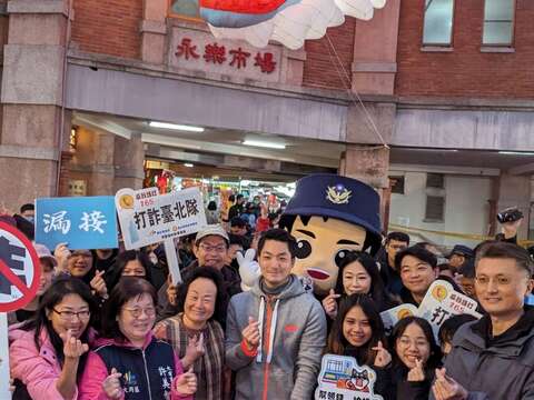 蔣市長至年貨大街發送發財金並與大同分局宣導團合影(圖片來源：臺北市政府警察局大同分局)