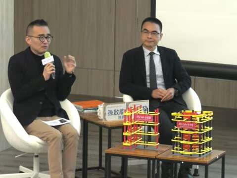 孫啟能設計師和戴雲發總經理談「建築安全與美學實踐」(圖片來源：臺北市政府公務人員訓練處)