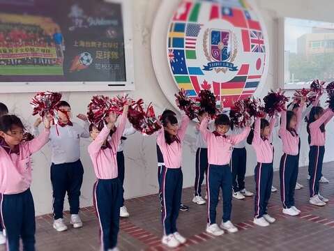 泰北國小部三年級學生列隊歡迎上海台校「家人」的到來(圖片來源：臺北市政府教育局)