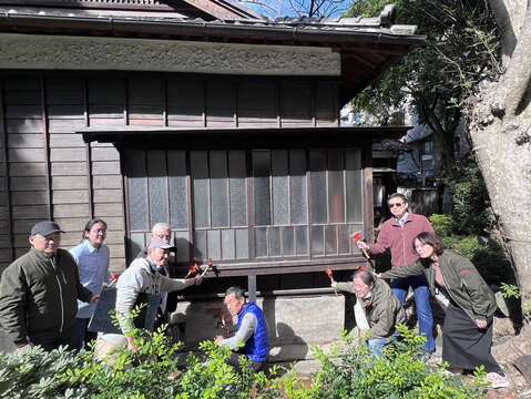 「齊東街53巷11號」為修復工程中三棟建築物裡保存最良好的一棟，貴賓們拿起鐵鎚示意「敲一下」，代表修繕工程開工(圖片來源：臺北市政府文化局)