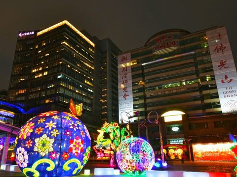佛光山台北道場今年以星雲大師墨寶為主題的燈會展覽響應2024台北燈節。(圖為2023年燈飾)(圖片來源:臺北市政府觀光傳播局)