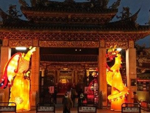 從燈節展區搭乘捷運板南線至龍山寺站,祈福外還可欣賞艋舺龍山寺響應燈飾。(圖為2023年燈飾)(圖片來源:臺北市政府觀光傳播局)