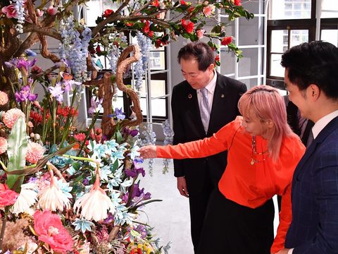 蜷川實花向蔣萬安及野志克仁介紹作品理念(圖片來源：臺北市政府觀光傳播局)
