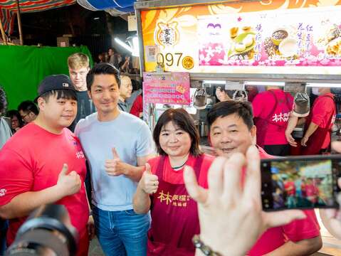 蔣萬安市長與市民及攤商合影(圖片來源：臺北市市場處)