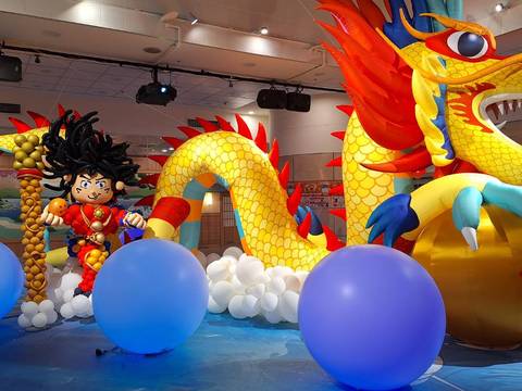 台北地下街於台北燈節期間舉辦「祈願神龍騰四海」活動，於地下街一號廣場（近Y28出口）設有互動祈願神龍燈飾(圖片來源：臺北市政府觀光傳播局)