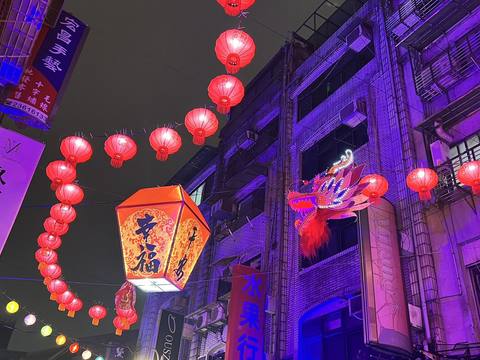 沅陵商店街妝點翔龍彩燈，「2024 點亮沅陵彩燈節」市集2月22日登場(圖片來源：臺北市政府觀光傳播局)