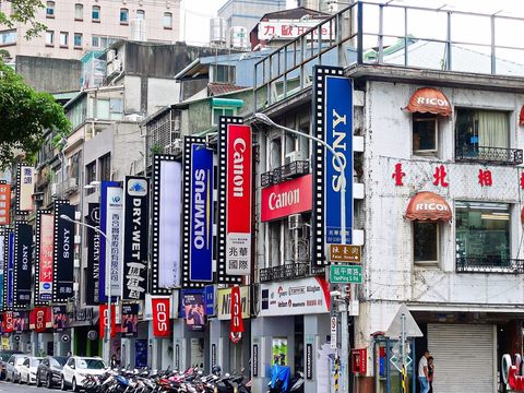 台北相機街於台北燈節期間舉辦「趣味創意攝影比賽」，邀請民眾來燈節現場捕捉美麗燈景(圖片來源：臺北市政府觀光傳播局)