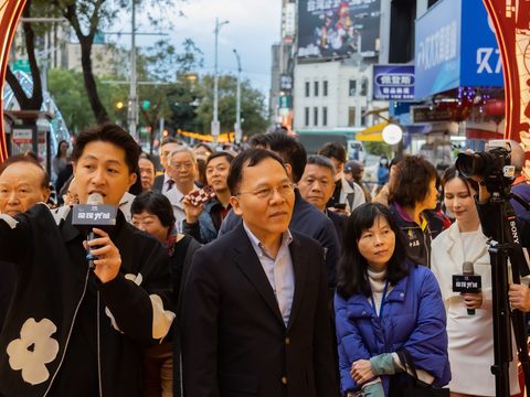 策展人劉治良帶領出席大家認識紅樓紀事(圖片來源：臺北市政府觀光傳播局)
