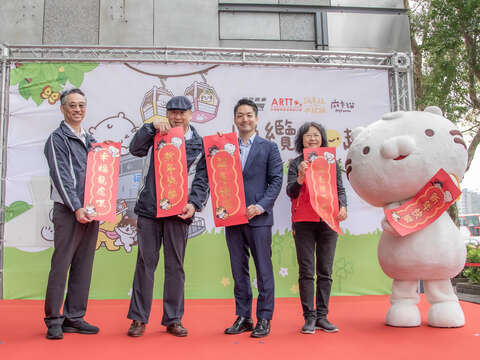 貓空纜車吉祥物—樹懶「共ㄉㄨ拉」邀請麻吉貓、ARTT臺灣動物緊急救援小組的EMMA與小牛擔任代言大使(圖片來源：臺北大眾捷運股份有限公司)