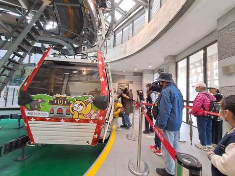 「地主」代言吉祥物樹懶共ㄉㄨ拉，車廂外換上新裝(圖片來源：臺北大眾捷運股份有限公司)