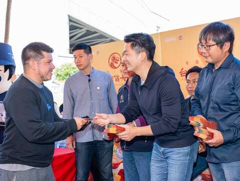 蔣萬安市長發送發財金予民眾(圖片來源：臺北市市場處)