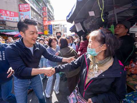 蔣萬安市長與市民及榮濱商店街攤商合照(圖片來源：臺北市市場處)