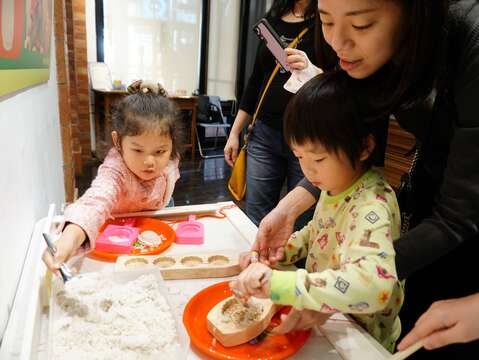 幼童體驗傳統糕餅製作(圖片來源:臺北市政府教育局)