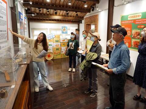 導覽老師為參觀民眾進行解說(圖片來源:臺北市政府教育局)