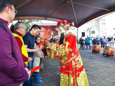 財神爺發送小禮物予蔣萬安市長(圖片來源:臺北市市場處)