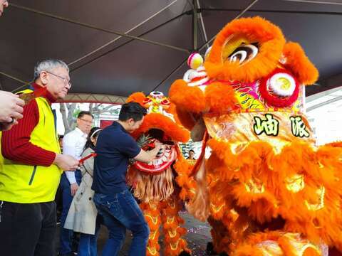 蔣萬安市長發紅包予舞獅(圖片來源:臺北市市場處)