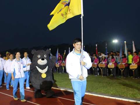世大運 x 全大運攜手齊心為大專選手加油!世大運執行長蘇麗瓊領軍翻山越嶺抵達台東 『熊』赳赳帶領「105年全國大專校院運動會」揭開序幕!後山台東鐵花村熊出沒!直擊文青熊讚