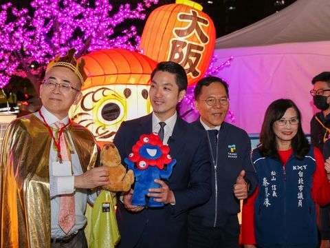 蔣萬安與大阪觀光局長溝畑宏共同欣賞位於「友好燈區」中的大阪參展燈飾「大阪の光·魅力之城」。(圖片來源:臺北市政府觀光傳播局)