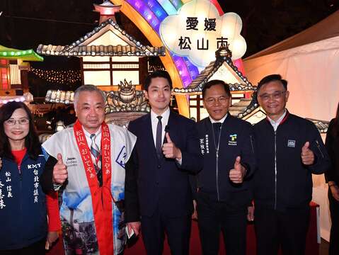 蔣萬安與松山市副市長藤田仁共同欣賞位於「友好燈區」之「松山市~台北市 夢想之橋 十週年紀念」花燈(圖片來源:臺北市政府觀光傳播局)