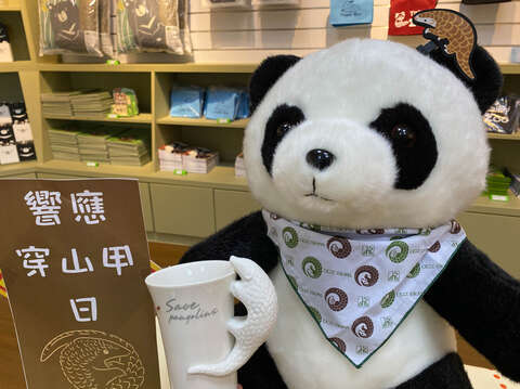 位在教育中心旁的MiniZoo展示了動物園穿山甲限定文宣(資料來源：臺北市立動物園)