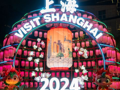 上海花燈中央大燈籠呈現上海風貌、搭配周邊小燈籠印上燈謎及詩文，與觀展民眾互動(圖片來源：臺北市政府觀光傳播局)