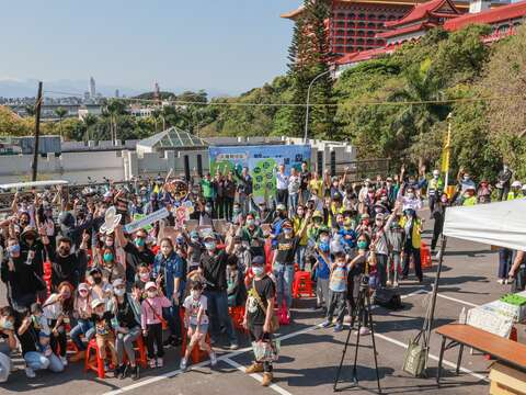 與淺山守護神-鷲鷲大合照(圖片來源：臺北市政府工務局大地工程處)