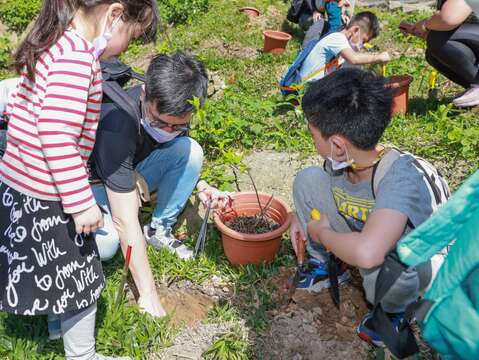 植樹體驗，預約一片城市森林(圖片來源：臺北市政府工務局大地工程處)