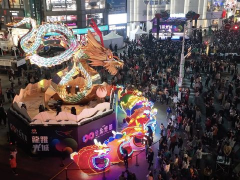 「城現光龍」主燈秀音樂由K6劉家凱結合西門町文化及歌仔戲元素創作。(圖片來源：臺北市政府觀光傳播局)