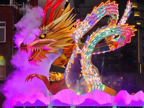 「城現光龍」主燈秀龍身及鱗片色彩變化多端，搭配煙霧效果氣勢十足。(圖片來源：臺北市政府觀光傳播局)