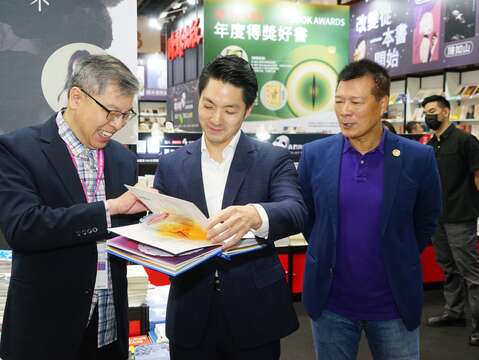 蔣萬安市長前往時報出版購書,體驗小王子立體書,時報出版董事長趙政岷(左一)親自導覽(圖片來源:臺北市政府文化局)