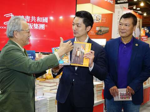 蔣萬安市長前往讀書共和國購書,創辦人暨社長郭重興(左一)親自導覽(圖片來源:臺北市政府文化局)