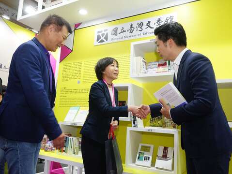 蔣萬安市長前往國立臺灣文學館參觀,館長林巾力親自導覽。(圖片來源:臺北市政府文化局)