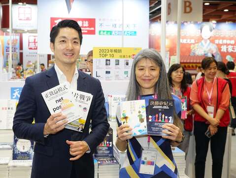 蔣萬安市長前往天下雜誌購書,台北書展基金會董事長兼天下雜誌出版部總編輯及行銷長吳韻儀親自導覽(圖片來源:臺北市政府文化局)