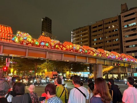 「龍騰四海」天橋金屬藝術作品打造的五線譜及音符，取自由李泰祥創作、齊豫演唱的〈橄欖樹〉片段。(圖片來源：臺北市政府觀光傳播局)