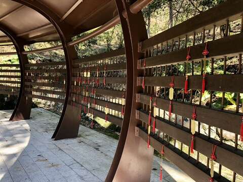 幼蕨造型祈福牆(圖片來源：臺北市政府工務局大地工程處)