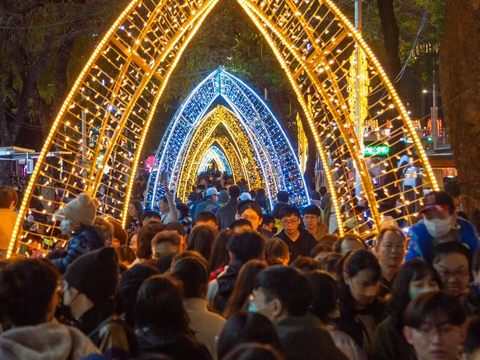 2月24日適逢元宵節,許多父母帶小朋友提著燈籠一同到現場享受元宵氣氛。(圖片來源:臺北市政府觀光傳播局)