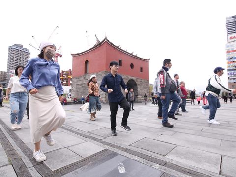 北門廣場「搖擺燈節 二月圍城」搖擺舞活動(圖片來源:臺北市政府觀光傳播局)