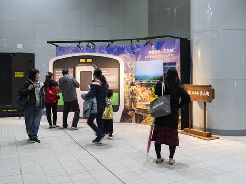 民眾在閱讀攝影展的刊版(圖片來源：臺北大眾捷運股份有限公司)