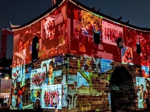 「北門映像」光雕秀包含7種主題光影，民眾還可透過QR code互動投影新年願望。(圖片來源：臺北市政府觀光傳播局)