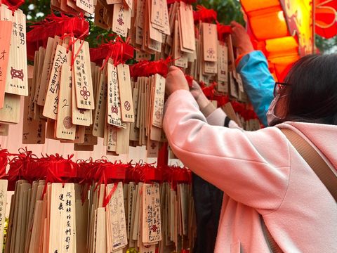 兩座「祈福牆」由松山慈祐宮、台北市關渡宮響應，民眾可用竹片祈福卡寫下新年願望。(圖片來源：臺北市政府觀光傳播局)