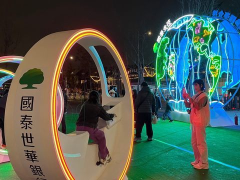 國泰「點亮永續地球」為融合動力發電的互動燈組，踩踏飛輪就能點亮地球，還能為手機充電。(圖片來源：臺北市政府觀光傳播局)